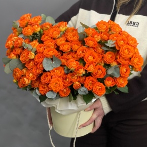 Композиция в шляпной коробке "Закат" из кустовых роз и эвкалипта в Волоколамске