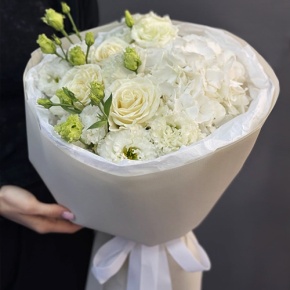 Букет "Нега" из Голландской гортензии, роз и эустом в Волоколамске