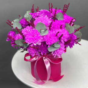 Композиция в шляпной коробке "Магия розового" из хризантем и лаванды в Волоколамске