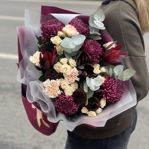 Букет "В каждом мгновении" из хризантем Бигоуди, кустовых роз, сафари, гербер Экзотик и диантусов в Волоколамске