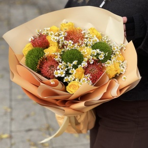 Букет "Зельда" из диантусов Lux, лимонных роз, лейко и ромашек в Волоколамске