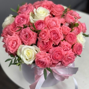 Композиция в шляпной коробке из белых и кустовых коралловых роз в Волоколамске