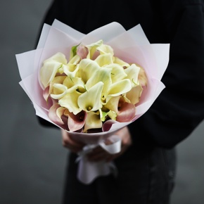 Букет из 25 калл нежный микс в Волоколамске