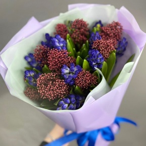 Букет "Твой яркий день" из гиацинтов и скиммии в Волоколамске