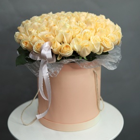 Композиция в шляпной коробке из 101 кремовой розы в Волоколамске