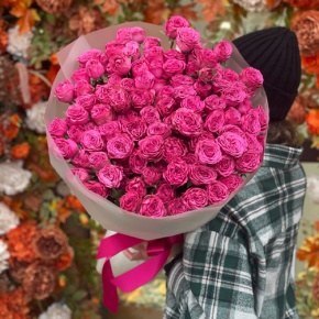 Букет из 35 малиновых кустовых пионовидных роз (60 см) в Волоколамске