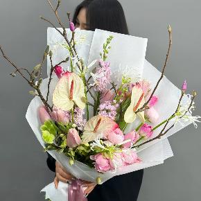 Авторский букет с антуриумами, ранункулюсами и цветущими ветками магнолии в Волоколамске