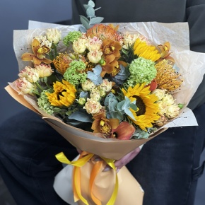Букет "Сочиняй мечты" из подсолнухов, лейко, вибирнума, орхидей, калл, кустовых роз и талинума в Волоколамске