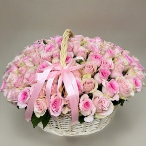 Композиция в корзине из 101 кенийской розы нежный микс (40 см) в Волоколамске