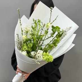 Белый букет с сиренью, ранункулюсами и тюльпанами в Волоколамске