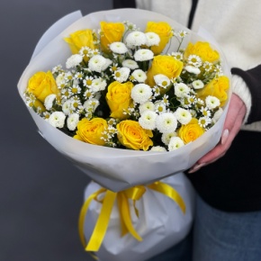 Букет "Синди" из лимонных роз, ромашек и хризантем сантини в Волоколамске