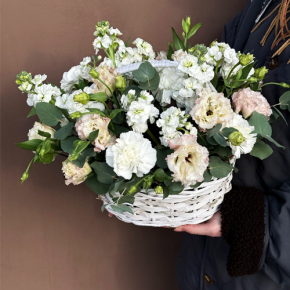 Композиция в корзине "Фея" из маттиол, диантусов, эустом и эвкалипта в Волоколамске