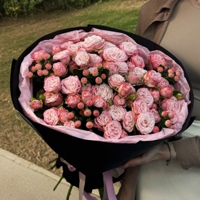 Букет из кустовых роз Бомбастик и гиперикума (50 см) в Волоколамске