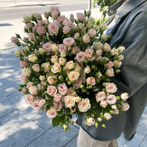 Букет из 31 кустовой розы микс (70 см) в Волоколамске