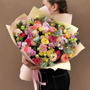 Букет "Яркая птичка" из пионовидных роз Риджертс Парк, маттиол, диантусов и эустом в Волоколамске