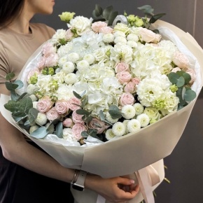 Букет "Пастелла" из кустовых пионовидных роз, Голландской Гортензии, эустомы, хризантемы Ньютон и эвкалипта в Волоколамске