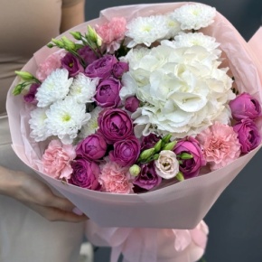 Букет "Вуаль" из хризантемы, кустовых пионовидных роз Мисти Баблз, диантусов, Голландской гортензии и эустом в Волоколамске