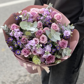 Букет "Хрустальный" из роз, астера и ароматных маттиол в Волоколамске