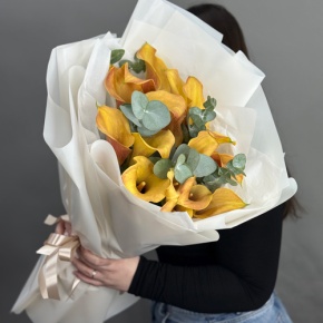 Букет из 17 оранжевых калл с эвкалиптом в Волоколамске