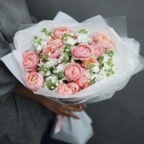 Букет "Наоми" из кустовых пионовидных роз Джульетта и ароматных маттиол в Волоколамске