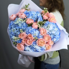 Букет "Тону в твоих глазах" из кустовых пионовидных роз Джульетта, хамелациума и гортензий в Волоколамске