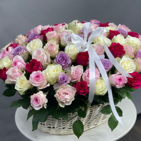 Композиция в корзине из 101 розы микс в Волоколамске