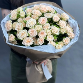Нежный букет из 17 кремовых кустовых роз (60 см) в Волоколамске