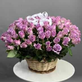 Композиция в корзине из 131 кенийской розы (40 см) в Волоколамске
