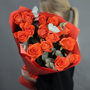 Букет из 15 морковных роз с эвкалиптом (70 см) в Волоколамске