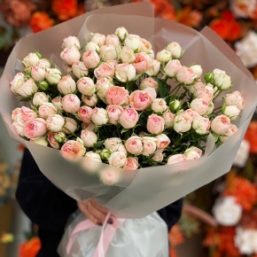 Букет из 35 нежных кустовых роз (40 см) в Волоколамске