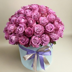 Композиция в шляпной коробке из 51 розы Меритим в Волоколамске