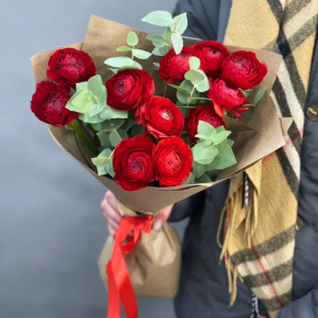 Букет из 11 ранункулюсов и эвкалипта в Волоколамске