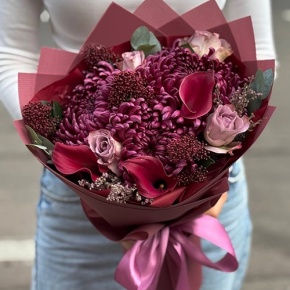 Букет "Импульс" из скиммии, калл, роз и хризантем Бигоуди в Волоколамске
