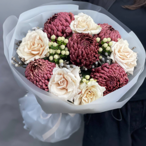 Букет "Всё что тебе касается" из хризантем Бигоуди, роз Эквадор Квиксенд и гиперикума в Волоколамске