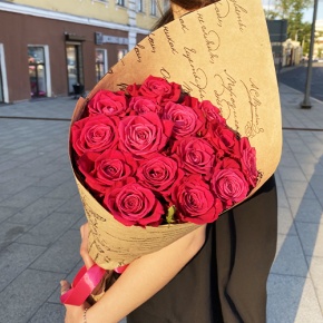 Букет из 15 роз Шангрила в крафте (60 см) в Волоколамске