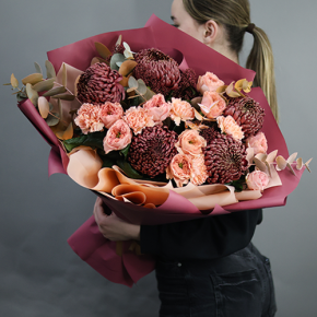 Букет "Осенний блюз" из хризантем Бигоуди, диантусов, скиммии и роз Риджентс парк  в Волоколамске