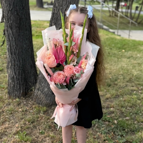 Букет на 1 сентября с гладиолусами, розами и антуриумом в Волоколамске
