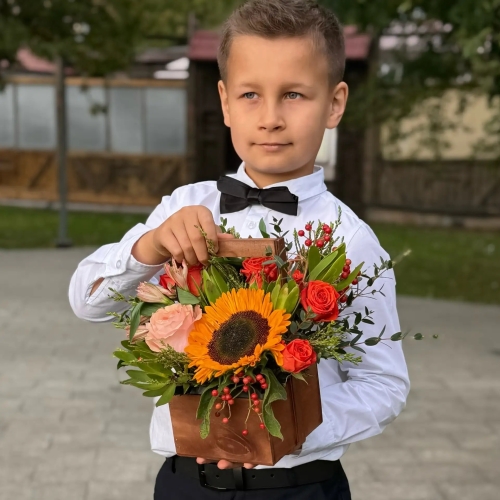 Деревянный ящик с подсолнухом, розами и калиной в Волоколамске