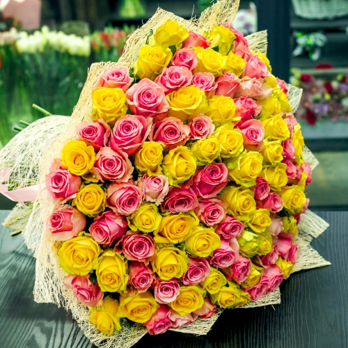Букет из 101 розовой и лимонной розы (50 см) в Волоколамске