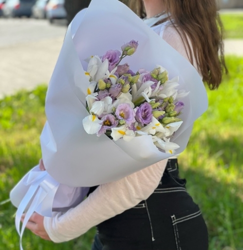 Букет "Вива ла дива" из эустом и ирисов в Волоколамске