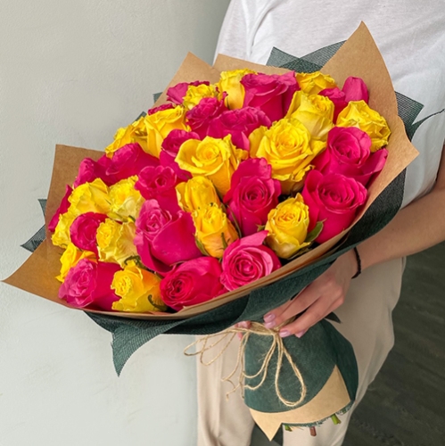 Букет из 51 малиновой и лимонной розы (40 см) в Волоколамске