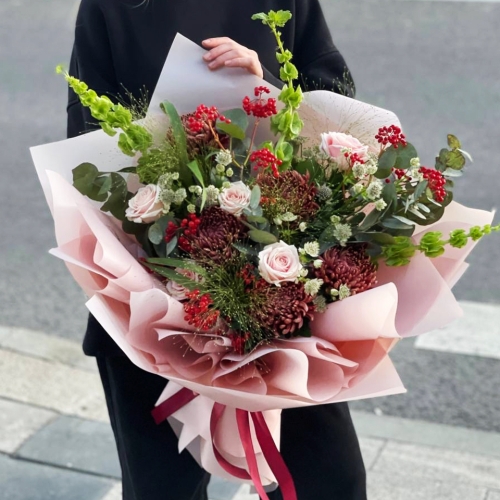 Букет "Вернисаж" из калины, хризантем Бигоуди, молюцеллы, паникума, роз и астранции в Волоколамске