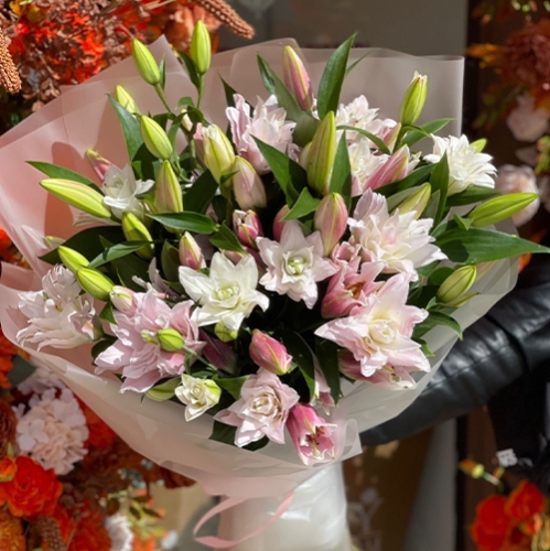 Букет из 11 ароматных пионовидных лилий в Волоколамске