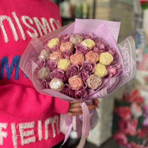 Букет из роз и шоколадных пионов в Волоколамске