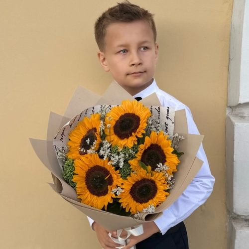 Букет на 1 сентября из 5 подсолнухов и лимониума в Волоколамске