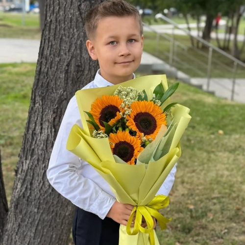 Букет на 1 сентября из 3 подсолнухов и лимониума в Волоколамске