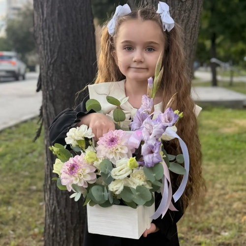 Композиция с георгинами на 1 сентября в белом ящике в Волоколамске