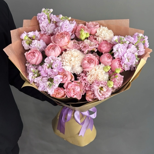 Букет "Амели" из ароматных маттиол, пионовидных кустовых роз Джульетта  эустом и диантусов в Волоколамске