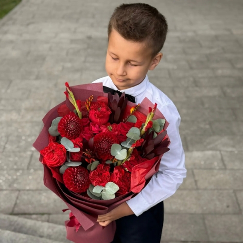 Букет с георгинами, розами и леукадендроном в Волоколамске