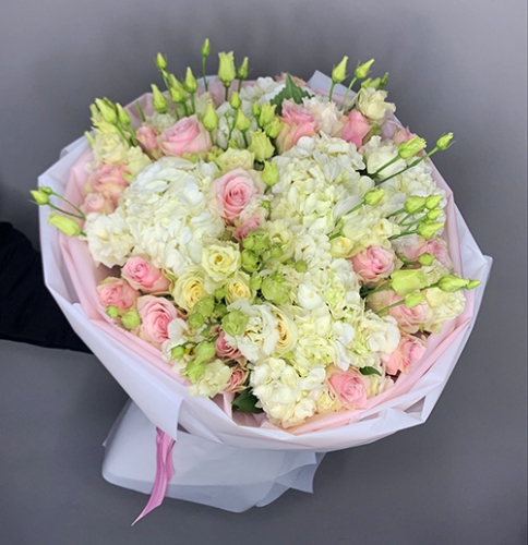 Букет "София" из гортензий, эустом и роз в Волоколамске